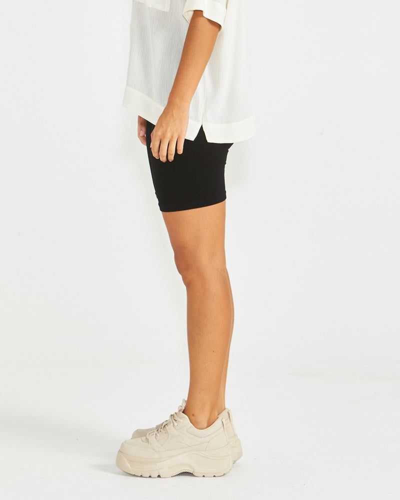 STORMI SEAMFREE SHORTS - BLACK