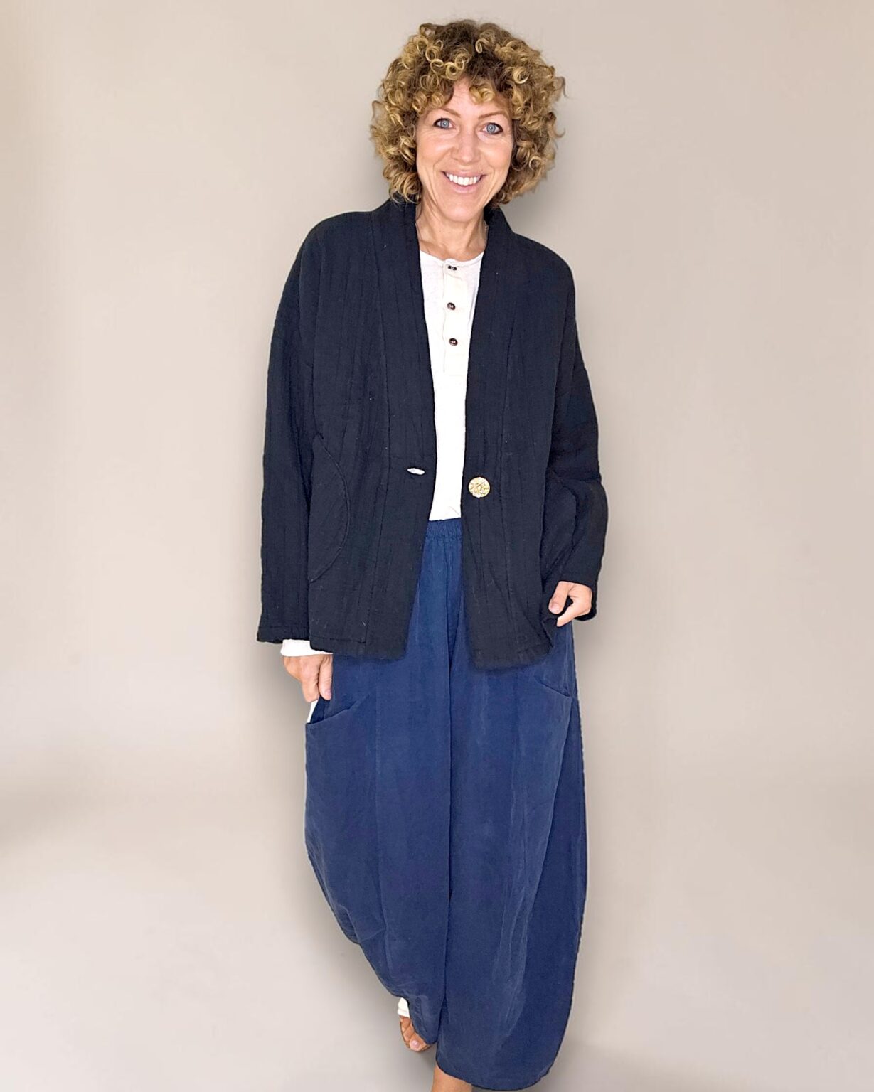BLACK COTTON GAUZE KIMONO-GOLD BUTTON