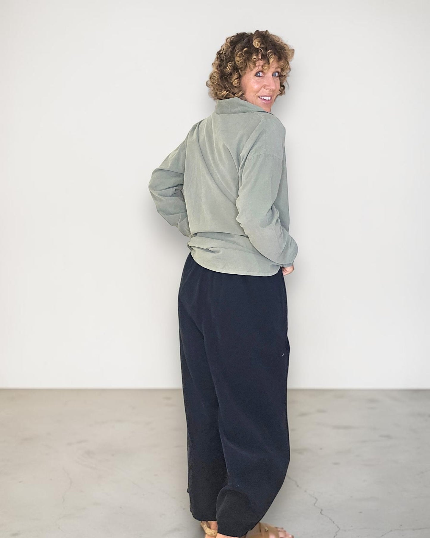 BLACK CORDUROY BARREL PANTS
