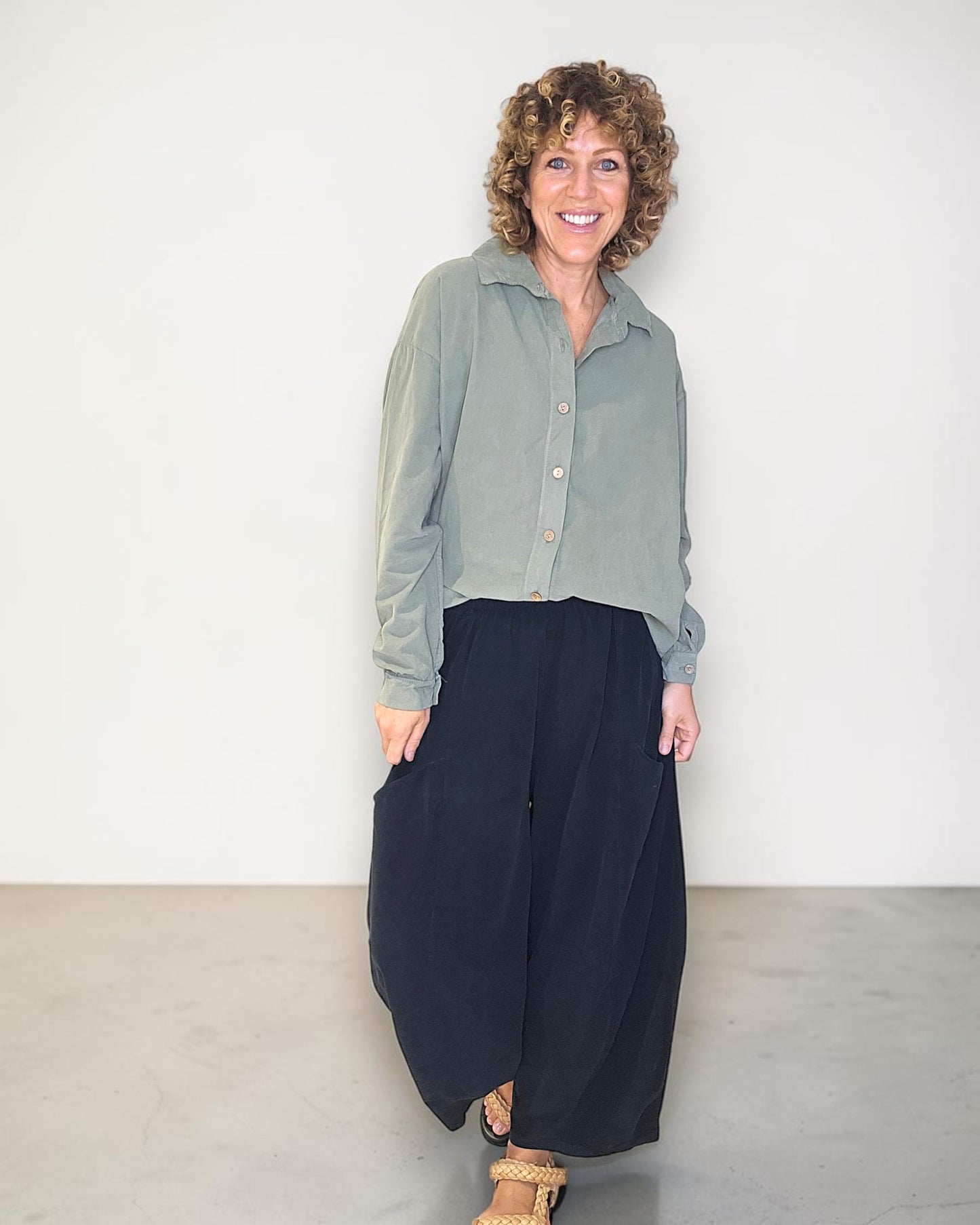 BLACK CORDUROY BARREL PANTS