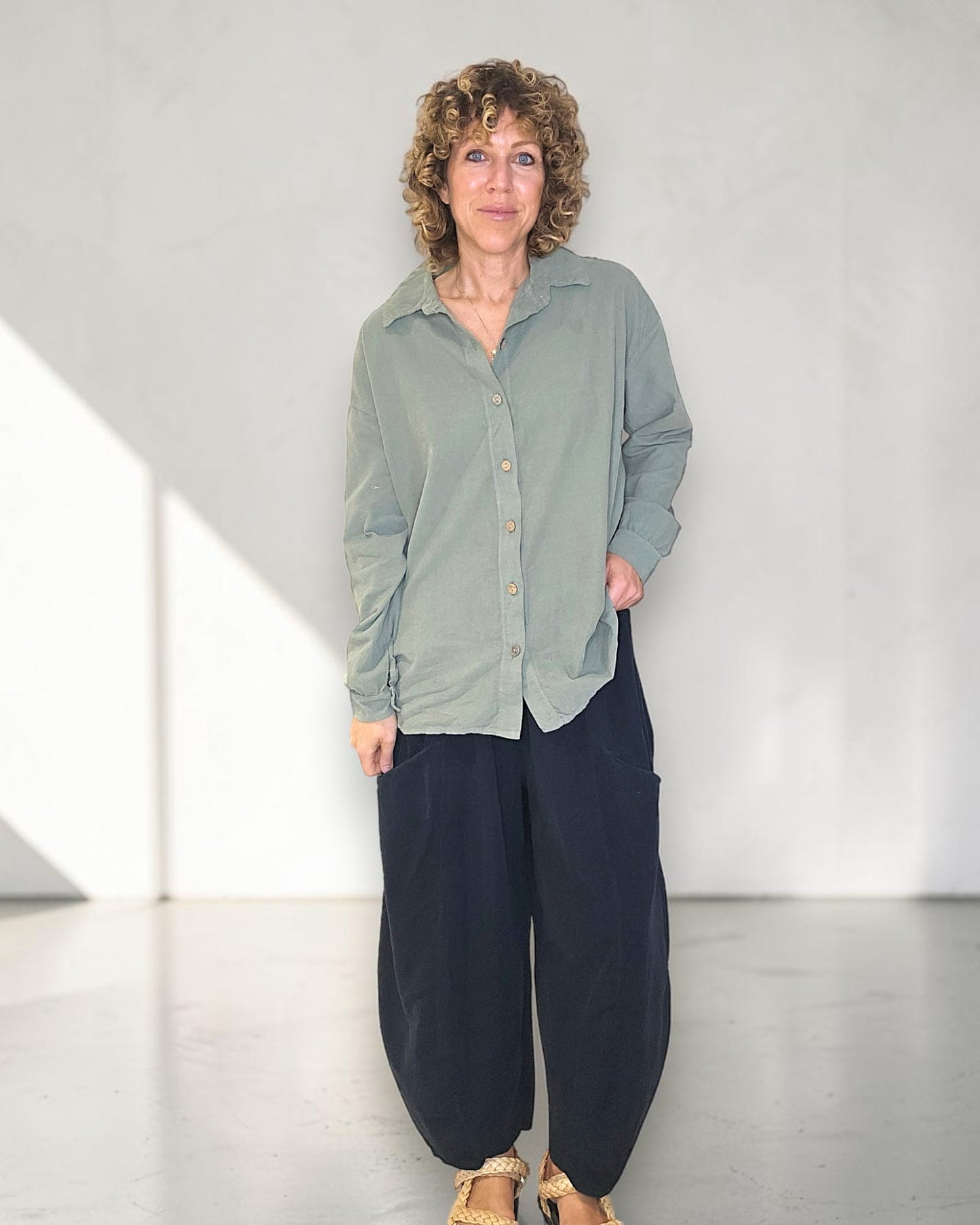 BLACK CORDUROY BARREL PANTS